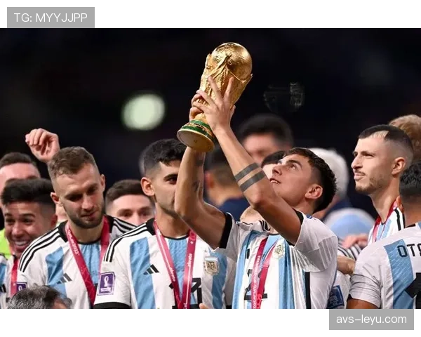 镜头下的迪巴拉：罚入点球后指向天空，告慰近日离世的亲友