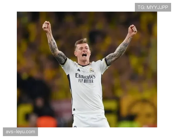 特写:伯纳乌全场起立鼓掌,向即将离队的克罗斯致敬 特写:伯纳乌全场起立鼓掌,向即将离队的克罗斯致敬