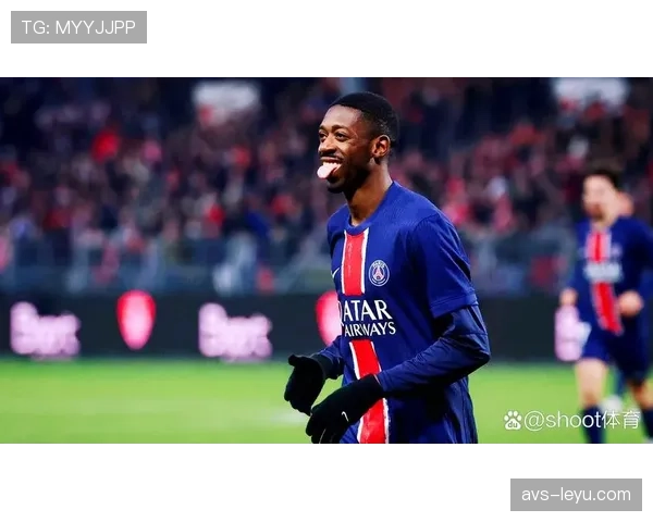 登贝莱梅开二度后狂奔庆祝，巴黎球员相拥庆祝晋级四强